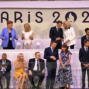 Thomas Bach, président du CIO, Le président de la République française Emmanuel Macron, la première dame Brigitte Macron, Tony Estanguet, Anne Hidalgo, maire de Paris, Gabriel Attal, Amélie Oudéa-Castera aux côtés de membres du Comité international olympique - Cérémonie de clôture des Jeux Olympiques de Paris 2024 au stade de France à Saint-Denis, le 11 août 2024. 270 artistes, 8200 athlètes et accompagnants issus de 205 délégations se succèdent dans le stade, devant 72.0000 spectateurs, avec la cycliste française P.Ferrand-Prévot et le joueur de rugby français, A.Dupont comme porte-drapeau pour la France. Comme pour la cérémonie d'ouverture, la direction artistique de cet événement est signée, T.Jolly. Au programme de cette soirée, cérémonie des médailles, discours et extinction de la flamme olympique, le show artistique baptisé " Records ", les groupes Air et Phoenix pour la partie musicale tandis que l'acteur américain T.Cruise participe à cet événement. K.Bass, maire de Los Angeles, reçoit le drapeau olympique des mains de la maire de Paris, A.Hidalgo, quatre ans avant les prochains Jeux Olympiques d'été dans la cité des anges. © Perusseau-Jacovides / Bestimage 