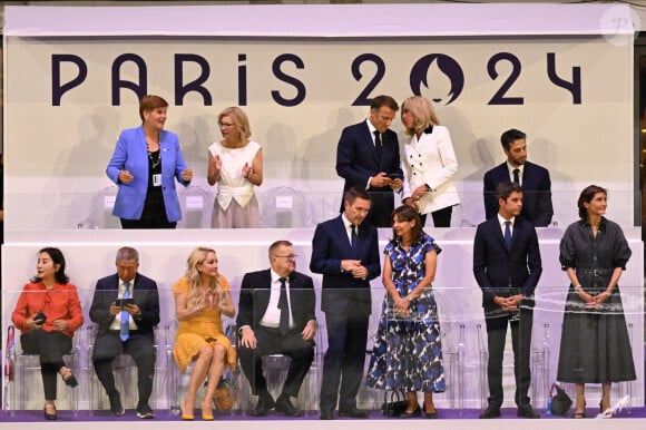 Thomas Bach, président du CIO, Le président de la République française Emmanuel Macron, la première dame Brigitte Macron, Tony Estanguet, Anne Hidalgo, maire de Paris, Gabriel Attal, Amélie Oudéa-Castera aux côtés de membres du Comité international olympique - Cérémonie de clôture des Jeux Olympiques de Paris 2024 au stade de France à Saint-Denis, le 11 août 2024. 270 artistes, 8200 athlètes et accompagnants issus de 205 délégations se succèdent dans le stade, devant 72.0000 spectateurs, avec la cycliste française P.Ferrand-Prévot et le joueur de rugby français, A.Dupont comme porte-drapeau pour la France. Comme pour la cérémonie d'ouverture, la direction artistique de cet événement est signée, T.Jolly. Au programme de cette soirée, cérémonie des médailles, discours et extinction de la flamme olympique, le show artistique baptisé " Records ", les groupes Air et Phoenix pour la partie musicale tandis que l'acteur américain T.Cruise participe à cet événement. K.Bass, maire de Los Angeles, reçoit le drapeau olympique des mains de la maire de Paris, A.Hidalgo, quatre ans avant les prochains Jeux Olympiques d'été dans la cité des anges. © Perusseau-Jacovides / Bestimage 