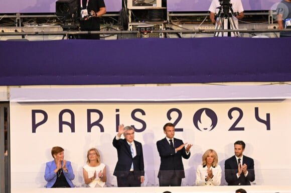 Thomas Bach, président du CIO, Le président de la République française Emmanuel Macron, la première dame Brigitte Macron, Tony Estanguet, aux côtés de membres du Comité international olympique - Cérémonie de clôture des Jeux Olympiques de Paris 2024 au stade de France à Saint-Denis, le 11 août 2024. 270 artistes, 8200 athlètes et accompagnants issus de 205 délégations se succèdent dans le stade, devant 72.0000 spectateurs, avec la cycliste française P.Ferrand-Prévot et le joueur de rugby français, A.Dupont comme porte-drapeau pour la France. Comme pour la cérémonie d'ouverture, la direction artistique de cet événement est signée, T.Jolly. Au programme de cette soirée, cérémonie des médailles, discours et extinction de la flamme olympique, le show artistique baptisé " Records ", les groupes Air et Phoenix pour la partie musicale tandis que l'acteur américain T.Cruise participe à cet événement. K.Bass, maire de Los Angeles, reçoit le drapeau olympique des mains de la maire de Paris, A.Hidalgo, quatre ans avant les prochains Jeux Olympiques d'été dans la cité des anges. © Perusseau-Jacovides / Bestimage  Closing ceremony of the Paris 2024 Olympic Games at the Stade de France in Saint-Denis, on August 11, 2024. 270 artists, 8,200 athletes and accompanying persons from 205 delegations took turn in the stadium, with French cyclist P. Ferrand-Prévot and French rugby player A. Dupont as flag bearers for France. As for the opening ceremony, the artistic direction of this event is signed by T. Jolly. On the program for this evening, medal ceremony, speeches and extinguishing of the Olympic flame, the artistic show called "Records", the groups Air and Phoenix for the musical part while the American actor T. Cruise participates in this event. K. Bass, mayor of Los Angeles, receives the Olympic flag from the hands of the mayor of Paris, A. Hidalgo, four years before the next Summer Olympic Games in the city of angels.