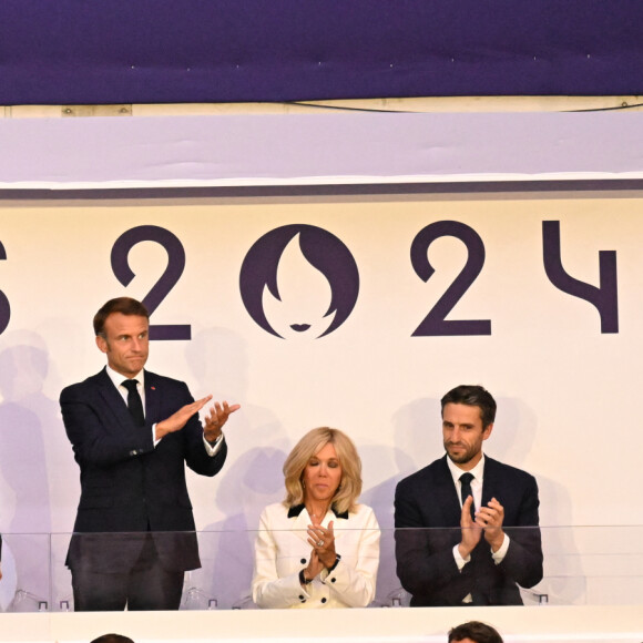 Thomas Bach, président du CIO, Le président de la République française Emmanuel Macron, la première dame Brigitte Macron, Tony Estanguet, aux côtés de membres du Comité international olympique - Cérémonie de clôture des Jeux Olympiques de Paris 2024 au stade de France à Saint-Denis, le 11 août 2024. 270 artistes, 8200 athlètes et accompagnants issus de 205 délégations se succèdent dans le stade, devant 72.0000 spectateurs, avec la cycliste française P.Ferrand-Prévot et le joueur de rugby français, A.Dupont comme porte-drapeau pour la France. Comme pour la cérémonie d'ouverture, la direction artistique de cet événement est signée, T.Jolly. Au programme de cette soirée, cérémonie des médailles, discours et extinction de la flamme olympique, le show artistique baptisé " Records ", les groupes Air et Phoenix pour la partie musicale tandis que l'acteur américain T.Cruise participe à cet événement. K.Bass, maire de Los Angeles, reçoit le drapeau olympique des mains de la maire de Paris, A.Hidalgo, quatre ans avant les prochains Jeux Olympiques d'été dans la cité des anges. © Perusseau-Jacovides / Bestimage  Closing ceremony of the Paris 2024 Olympic Games at the Stade de France in Saint-Denis, on August 11, 2024. 270 artists, 8,200 athletes and accompanying persons from 205 delegations took turn in the stadium, with French cyclist P. Ferrand-Prévot and French rugby player A. Dupont as flag bearers for France. As for the opening ceremony, the artistic direction of this event is signed by T. Jolly. On the program for this evening, medal ceremony, speeches and extinguishing of the Olympic flame, the artistic show called "Records", the groups Air and Phoenix for the musical part while the American actor T. Cruise participates in this event. K. Bass, mayor of Los Angeles, receives the Olympic flag from the hands of the mayor of Paris, A. Hidalgo, four years before the next Summer Olympic Games in the city of angels.