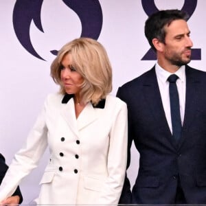 Le président de la République française Emmanuel Macron, la première dame Brigitte Macron, Tony Estanguet - Cérémonie de clôture des Jeux Olympiques de Paris 2024 au stade de France à Saint-Denis, le 11 août 2024. 270 artistes, 8200 athlètes et accompagnants issus de 205 délégations se succèdent dans le stade, devant 72.0000 spectateurs, avec la cycliste française P.Ferrand-Prévot et le joueur de rugby français, A.Dupont comme porte-drapeau pour la France. Comme pour la cérémonie d'ouverture, la direction artistique de cet événement est signée, T.Jolly. Au programme de cette soirée, cérémonie des médailles, discours et extinction de la flamme olympique, le show artistique baptisé " Records ", les groupes Air et Phoenix pour la partie musicale tandis que l'acteur américain T.Cruise participe à cet événement. K.Bass, maire de Los Angeles, reçoit le drapeau olympique des mains de la maire de Paris, A.Hidalgo, quatre ans avant les prochains Jeux Olympiques d'été dans la cité des anges. © Perusseau-Jacovides / Bestimage 