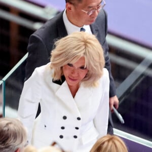 Jean Castex, Elisabeth Borne et la première dame, Brigitte Macron - Cérémonie de clôture des Jeux Olympiques de Paris 2024 au stade de France à Saint-Denis, le 11 août 2024. 270 artistes, 8200 athlètes et accompagnants issus de 205 délégations se succèdent dans le stade, devant 72.0000 spectateurs, avec la cycliste française P.Ferrand-Prévot et le joueur de rugby français, A.Dupont comme porte-drapeau pour la France. Comme pour la cérémonie d'ouverture, la direction artistique de cet événement est signée, T.Jolly. Au programme de cette soirée, cérémonie des médailles, discours et extinction de la flamme olympique, le show artistique baptisé " Records ", les groupes Air et Phoenix pour la partie musicale tandis que l'acteur américain T.Cruise participe à cet événement. K.Bass, maire de Los Angeles, reçoit le drapeau olympique des mains de la maire de Paris, A.Hidalgo, quatre ans avant les prochains Jeux Olympiques d'été dans la cité des anges. © Jacovides-Perusseau / Bestimage 