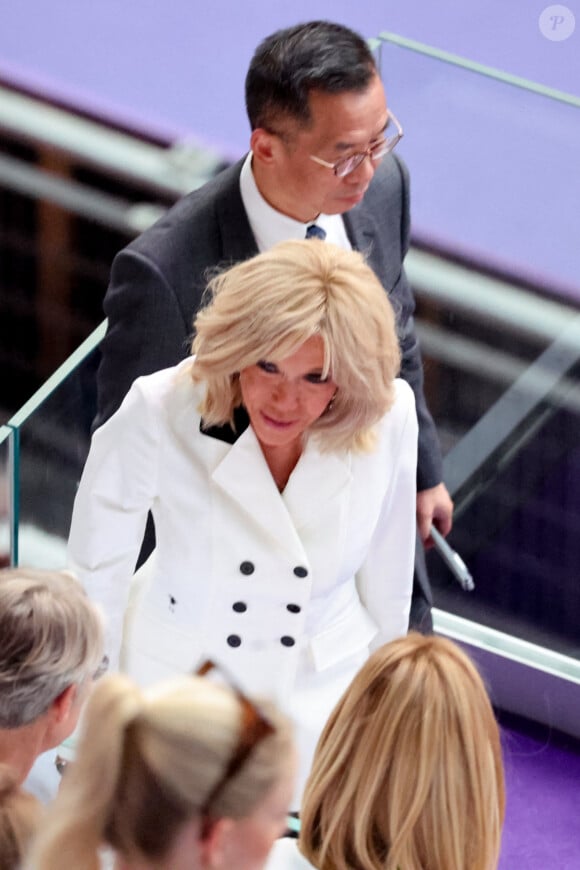 Jean Castex, Elisabeth Borne et la première dame, Brigitte Macron - Cérémonie de clôture des Jeux Olympiques de Paris 2024 au stade de France à Saint-Denis, le 11 août 2024. 270 artistes, 8200 athlètes et accompagnants issus de 205 délégations se succèdent dans le stade, devant 72.0000 spectateurs, avec la cycliste française P.Ferrand-Prévot et le joueur de rugby français, A.Dupont comme porte-drapeau pour la France. Comme pour la cérémonie d'ouverture, la direction artistique de cet événement est signée, T.Jolly. Au programme de cette soirée, cérémonie des médailles, discours et extinction de la flamme olympique, le show artistique baptisé " Records ", les groupes Air et Phoenix pour la partie musicale tandis que l'acteur américain T.Cruise participe à cet événement. K.Bass, maire de Los Angeles, reçoit le drapeau olympique des mains de la maire de Paris, A.Hidalgo, quatre ans avant les prochains Jeux Olympiques d'été dans la cité des anges. © Jacovides-Perusseau / Bestimage 