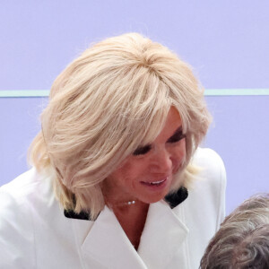 La première dame, Brigitte Macron et Gabriel Attal, Premier ministre - Cérémonie de clôture des Jeux Olympiques de Paris 2024 au stade de France à Saint-Denis, le 11 août 2024. 270 artistes, 8200 athlètes et accompagnants issus de 205 délégations se succèdent dans le stade, devant 72.0000 spectateurs, avec la cycliste française P.Ferrand-Prévot et le joueur de rugby français, A.Dupont comme porte-drapeau pour la France. Comme pour la cérémonie d'ouverture, la direction artistique de cet événement est signée, T.Jolly. Au programme de cette soirée, cérémonie des médailles, discours et extinction de la flamme olympique, le show artistique baptisé " Records ", les groupes Air et Phoenix pour la partie musicale tandis que l'acteur américain T.Cruise participe à cet événement. K.Bass, maire de Los Angeles, reçoit le drapeau olympique des mains de la maire de Paris, A.Hidalgo, quatre ans avant les prochains Jeux Olympiques d'été dans la cité des anges. © Jacovides-Perusseau / Bestimage 