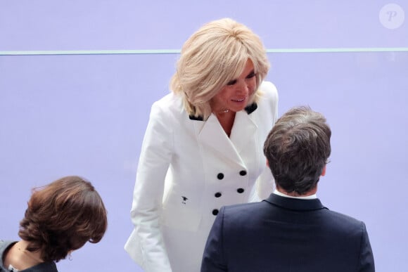 La première dame, Brigitte Macron et Gabriel Attal, Premier ministre - Cérémonie de clôture des Jeux Olympiques de Paris 2024 au stade de France à Saint-Denis, le 11 août 2024. 270 artistes, 8200 athlètes et accompagnants issus de 205 délégations se succèdent dans le stade, devant 72.0000 spectateurs, avec la cycliste française P.Ferrand-Prévot et le joueur de rugby français, A.Dupont comme porte-drapeau pour la France. Comme pour la cérémonie d'ouverture, la direction artistique de cet événement est signée, T.Jolly. Au programme de cette soirée, cérémonie des médailles, discours et extinction de la flamme olympique, le show artistique baptisé " Records ", les groupes Air et Phoenix pour la partie musicale tandis que l'acteur américain T.Cruise participe à cet événement. K.Bass, maire de Los Angeles, reçoit le drapeau olympique des mains de la maire de Paris, A.Hidalgo, quatre ans avant les prochains Jeux Olympiques d'été dans la cité des anges. © Jacovides-Perusseau / Bestimage 