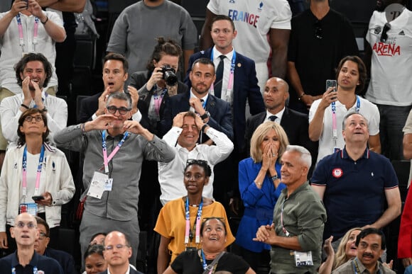 Selon le magazine Vogue, la Première dame a succombé à la tendance "Patriotcore", qui a justement vu le jour durant les Jeux Olympiques de Paris 2024
Le président de la République française Emmanuel Macron et la première dame, Brigitte Macron, Douglas Emhoff, le mari de K.Harris - Les célébrités assistent au match de basket féminin France - Etats-Unis (66-67) lors des Jeux Olympiques de Paris2024 (JO), le 11 août 2024. © Perusseau/ Jacovides / Bestimage 