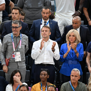 Le couple présidentiel est ensuite rentré à Paris pour la fin des Jeux Olympiques
Le président de la République française Emmanuel Macron et la première dame, Brigitte Macron, Douglas Emhoff, le mari de K.Harris - Les célébrités assistent au match de basket féminin France - Etats-Unis (66-67) lors des Jeux Olympiques de Paris2024 (JO), le 11 août 2024. © Perusseau/ Jacovides / Bestimage 