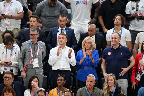 Le couple présidentiel est ensuite rentré à Paris pour la fin des Jeux Olympiques
Le président de la République française Emmanuel Macron et la première dame, Brigitte Macron, Douglas Emhoff, le mari de K.Harris - Les célébrités assistent au match de basket féminin France - Etats-Unis (66-67) lors des Jeux Olympiques de Paris2024 (JO), le 11 août 2024. © Perusseau/ Jacovides / Bestimage 