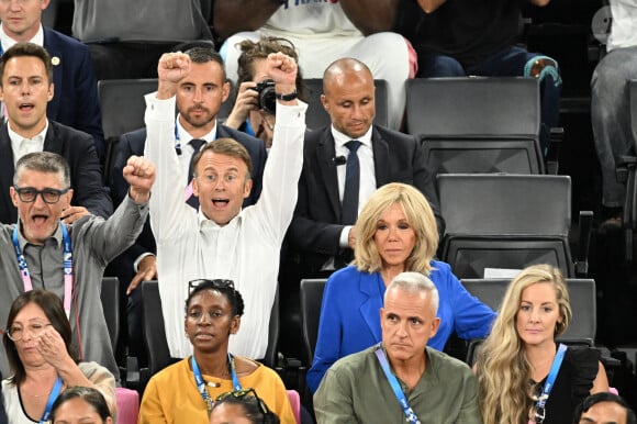 Le président de la République française Emmanuel Macron et la première dame, Brigitte Macron - Les célébrités assistent au match de basket féminin France - Etats-Unis (66-67) lors des Jeux Olympiques de Paris2024 (JO), le 11 août 2024. © Perusseau/ Jacovides / Bestimage 