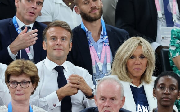 Emmanuel Macron, Brigitte Macron - Les célébrités en tribunes pendant la finale de basketball opposant les Etats-Unis à la France (98-87) lors des Jeux Olympiques de Paris 2024 (JO) à l'Arena Bercy, à Paris, France, le 10 août 2024. © Jacovides-Perusseau/Bestimage 