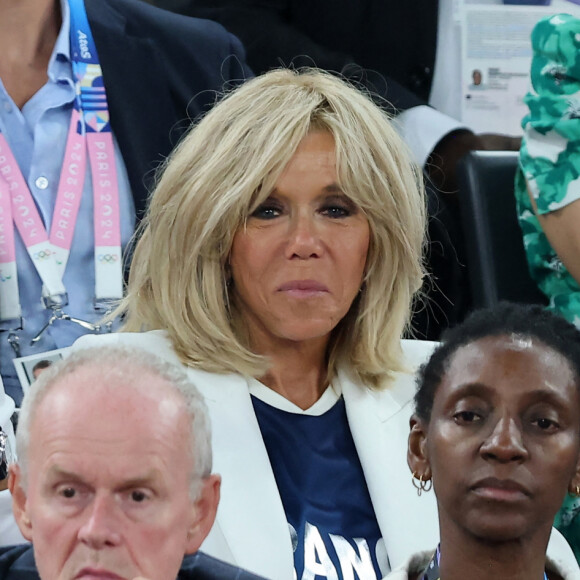 Emmanuel Macron, Brigitte Macron - Les célébrités en tribunes pendant la finale de basketball opposant les Etats-Unis à la France (98-87) lors des Jeux Olympiques de Paris 2024 (JO) à l'Arena Bercy, à Paris, France, le 10 août 2024. © Jacovides-Perusseau/Bestimage 