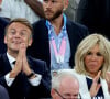 Ce jour-là, Brigitte Macron portait un blazer blanc associé au maillot officiel de l'équipe de France de basket
Emmanuel Macron, Brigitte Macron - Les célébrités en tribunes pendant la finale de basketball opposant les Etats-Unis à la France (98-87) lors des Jeux Olympiques de Paris 2024 (JO) à l'Arena Bercy, à Paris, France, le 10 août 2024. © Jacovides-Perusseau/Bestimage  Celebrities in the stands during the Final basketball match between US and France during the Paris 2024 Olympic Games (Olympics) at the Arena Bercy in Paris, France, August 10, 2024.