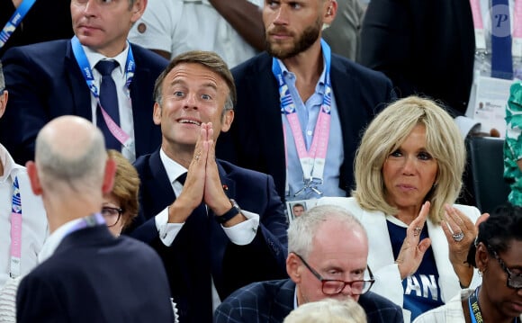 Ce jour-là, Brigitte Macron portait un blazer blanc associé au maillot officiel de l'équipe de France de basket
Emmanuel Macron, Brigitte Macron - Les célébrités en tribunes pendant la finale de basketball opposant les Etats-Unis à la France (98-87) lors des Jeux Olympiques de Paris 2024 (JO) à l'Arena Bercy, à Paris, France, le 10 août 2024. © Jacovides-Perusseau/Bestimage  Celebrities in the stands during the Final basketball match between US and France during the Paris 2024 Olympic Games (Olympics) at the Arena Bercy in Paris, France, August 10, 2024.