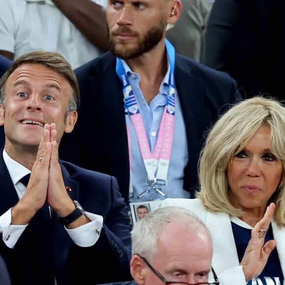 Ce jour-là, Brigitte Macron portait un blazer blanc associé au maillot officiel de l'équipe de France de basket
Emmanuel Macron, Brigitte Macron - Les célébrités en tribunes pendant la finale de basketball opposant les Etats-Unis à la France (98-87) lors des Jeux Olympiques de Paris 2024 (JO) à l'Arena Bercy, à Paris, France, le 10 août 2024. © Jacovides-Perusseau/Bestimage  Celebrities in the stands during the Final basketball match between US and France during the Paris 2024 Olympic Games (Olympics) at the Arena Bercy in Paris, France, August 10, 2024.