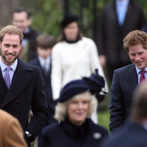 À l'occasion du service religieux du 25 décembre 2008, le prince William s'était présenté avec une jolie barbe aux côtés de Harry qui, lui, n'en portait pas encore.
Le Prince William arrive avec les membres de la famille royale pour un service religieux le jour de Noël sur le domaine de la Reine à l'église St Mary Magdalene, près de Sandringham House dans le Norfolk, au Royaume-Uni, le 25 décembre 2008.