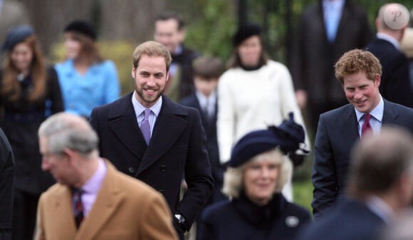 À l'occasion du service religieux du 25 décembre 2008, le prince William s'était présenté avec une jolie barbe aux côtés de Harry qui, lui, n'en portait pas encore.
Le Prince William arrive avec les membres de la famille royale pour un service religieux le jour de Noël sur le domaine de la Reine à l'église St Mary Magdalene, près de Sandringham House dans le Norfolk, au Royaume-Uni, le 25 décembre 2008.