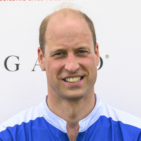 Depuis, l'héritier de la couronne s'affiche sans poils, contrairement à son frère cadet. 
Le prince William de Galles lors du match caritatif de polo "Royal Charity Polo Cup" au Guards Polo Club à Windsor, le 12 juillet 2024 