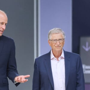 Le prince William, prince de Galles, portant une cravate recyclée, et Bill Gates, fondateur de Breakthrough Energy, visitent l'Innovation Showcase au Breakthrough Energy Summit à Londres, le 27 juin 2024.