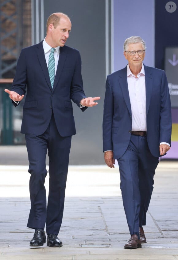 Le prince William, prince de Galles, portant une cravate recyclée, et Bill Gates, fondateur de Breakthrough Energy, visitent l'Innovation Showcase au Breakthrough Energy Summit à Londres, le 27 juin 2024.