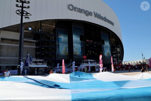 La FFF et l'OM lui ont rendu hommage
 
Dernier relais de la flamme dans la citée phocéenne au stade Vélodrome de Marseille le 9 Mai 2024. © Dominique Jacovides/Bestimage