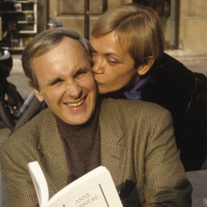 Comme l'a rappelé le magazine 
Archives - En France, à Paris, portrait d'Anne CARRIERE et Patrice LAFFONT assis sur un banc, tenant le livre de sa soeur Anne CARRIERE, "L'AIR DE RIEN" ed JULLIARD, celle-ci placée derrière lui, l'embrassant. . © Michel Marizy via Bestimage 