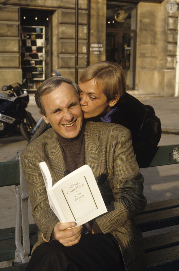 Comme l'a rappelé le magazine 
Archives - En France, à Paris, portrait d'Anne CARRIERE et Patrice LAFFONT assis sur un banc, tenant le livre de sa soeur Anne CARRIERE, "L'AIR DE RIEN" ed JULLIARD, celle-ci placée derrière lui, l'embrassant. . © Michel Marizy via Bestimage 