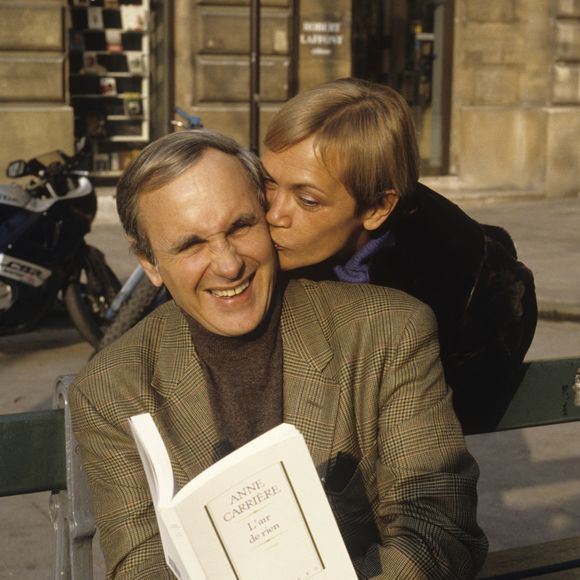 Comme l'a rappelé le magazine 
Archives - En France, à Paris, portrait d'Anne CARRIERE et Patrice LAFFONT assis sur un banc, tenant le livre de sa soeur Anne CARRIERE, "L'AIR DE RIEN" ed JULLIARD, celle-ci placée derrière lui, l'embrassant. . © Michel Marizy via Bestimage 