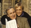 Et lui a alors rendu un vibrant hommage
Archives - En France, à Paris, portrait d'Anne CARRIERE et Patrice LAFFONT assis sur un banc, tenant le livre de sa soeur Anne CARRIERE, "L'AIR DE RIEN" ed JULLIARD, celle-ci placée derrière lui, le tenant par le cou. . © Michel Marizy via Bestimage