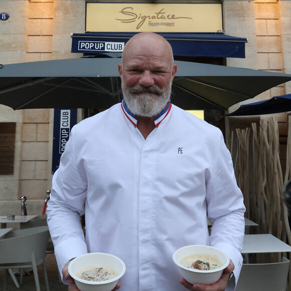 Philippe Etchebest est une figure incontournable de la cuisine française.
Semi Exclusif - Le chef Philippe Etchebest décline son plat "Signature" en mode street food au sein du Pop Up Club à Bordeaux. © Fabien Cottereau / Bestimage