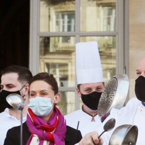 Dominique Etchebest se joint à son mari Philippe Etchebest pour manifester contre les mesures de restrictions liées au coronavirus (COVID-19) devant leur restaurant à Bordeaux les 2 et 9 octobre 2020.  