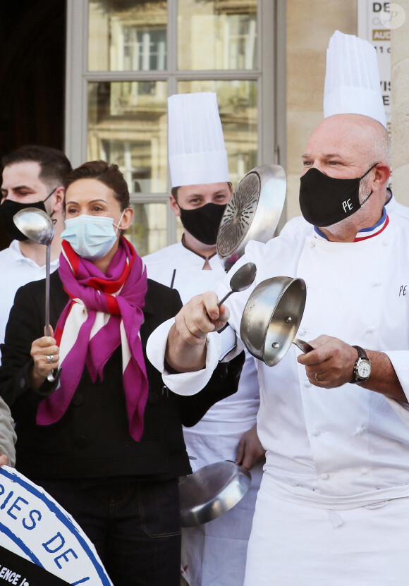 Dominique Etchebest se joint à son mari Philippe Etchebest pour manifester contre les mesures de restrictions liées au coronavirus (COVID-19) devant leur restaurant à Bordeaux les 2 et 9 octobre 2020.  