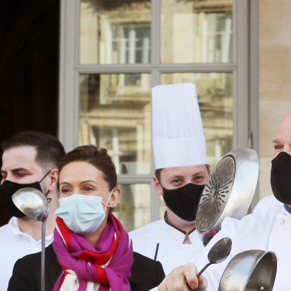 Dominique Etchebest se joint à son mari Philippe Etchebest pour manifester contre les mesures de restrictions liées au coronavirus (COVID-19) devant leur restaurant à Bordeaux les 2 et 9 octobre 2020.  