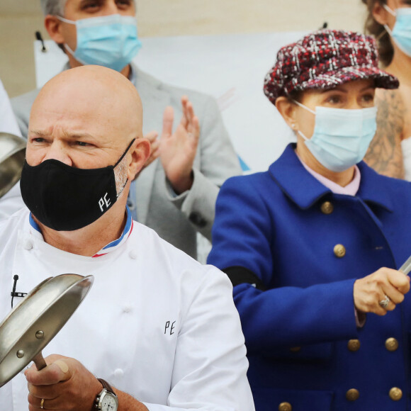 Grâce à ses restaurants, il empoche également de belles sommes !
Dominique Etchebest se joint à son mari Philippe Etchebest pour manifester contre les mesures de restrictions liées au coronavirus (COVID-19) devant leur restaurant à Bordeaux les 2 et 9 octobre 2020. 