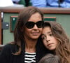 La jeune fille a grandi avec sa maman, mais loin de son père...
Karine Le Marchand et sa fille regardent un match lors du deuxième tour des Internationaux de France de tennis à Roland Garros à Paris, France, le 29 mai 2014. Photo par Laurent Zabulon/ABACAPRESS.COM