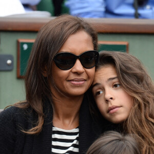 La jeune fille a grandi avec sa maman, mais loin de son père...
Karine Le Marchand et sa fille regardent un match lors du deuxième tour des Internationaux de France de tennis à Roland Garros à Paris, France, le 29 mai 2014. Photo par Laurent Zabulon/ABACAPRESS.COM