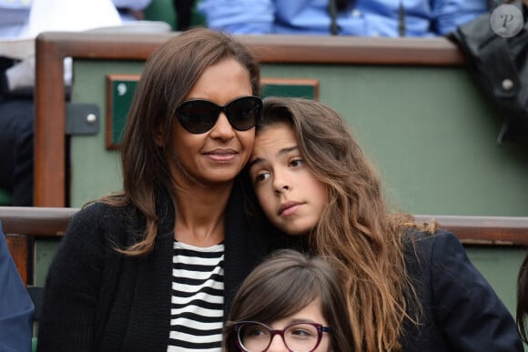 La jeune fille a grandi avec sa maman, mais loin de son père...
Karine Le Marchand et sa fille regardent un match lors du deuxième tour des Internationaux de France de tennis à Roland Garros à Paris, France, le 29 mai 2014. Photo par Laurent Zabulon/ABACAPRESS.COM