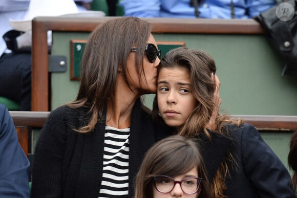 Karine Le Marchand et sa fille regardent un match lors du deuxième tour des Internationaux de France de tennis à Roland Garros à Paris, France, le 29 mai 2014. Photo par Laurent Zabulon/ABACAPRESS.COM