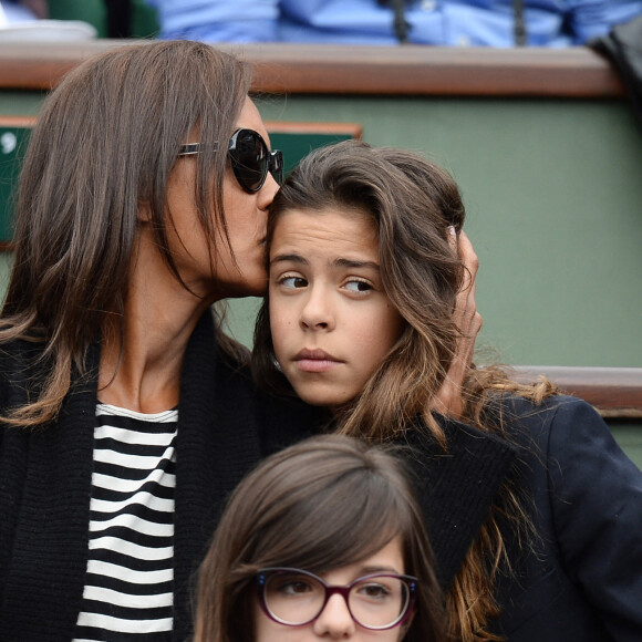 Karine Le Marchand et sa fille regardent un match lors du deuxième tour des Internationaux de France de tennis à Roland Garros à Paris, France, le 29 mai 2014. Photo par Laurent Zabulon/ABACAPRESS.COM