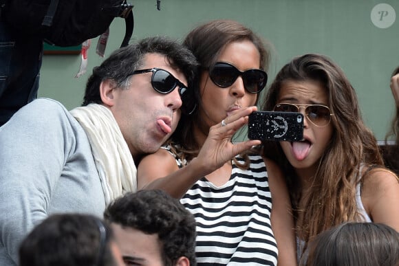 Karine Le Marchand, sa fille et Stéphane Plaza regardent un match lors du deuxième tour des Internationaux de France de tennis à Roland Garros à Paris, France, le 29 mai 2014. Photo par Laurent Zabulon/ABACAPRESS.COM