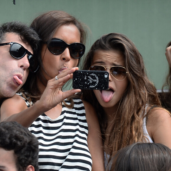 Karine Le Marchand, sa fille et Stéphane Plaza regardent un match lors du deuxième tour des Internationaux de France de tennis à Roland Garros à Paris, France, le 29 mai 2014. Photo par Laurent Zabulon/ABACAPRESS.COM