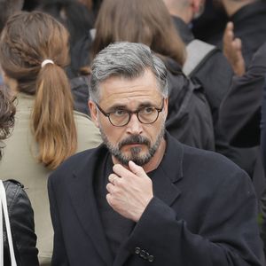 "C'est vraiment parce que je ne faisais plus rien à la télé. Je n'ai pas voulu fuir quoi que ce soit. Mais il fallait trouver un moyen de me réinventer", a-t-il expliqué à Télé 2 semaines
Olivier Minne - Obsèques de Christophe Michel (mari de JL Romero) au crématorium du cimetière du Père Lachaise à Paris le 6 juin 2018.