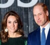 "Pendant le traitement contre le cancer, plusieurs raisons pratiques peuvent expliquer pourquoi quelqu'un retire ses bagues", explique-t-il 
 
La princesse Kate et le prince William