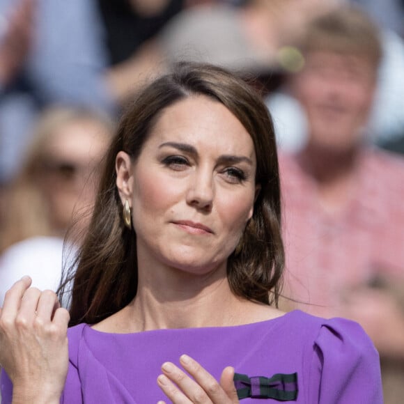 "La chimiothérapie peut causer de la rétention de fluide dans les mains, ce qui peut rendre les bagues serrées", ajoute l'oncologue
 
La princesse Catherine de Galles lors de la finale Hommes du tournoi de tennis de Wimbledon. Le 14 juillet 2024