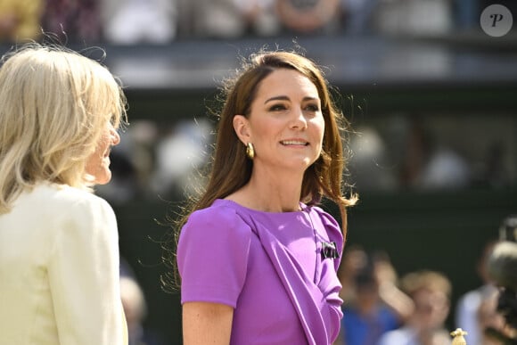 Catherine (Kate) Middleton remet la coupe à Carlos Alcaraz après sa victoire face à Novak Djokovic en finale du tournoi de Wimbledon 2024 (6/2 - 6/2 - 7/6). Wimbledon, le 14 juillet 2024.