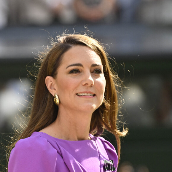 Catherine (Kate) Middleton remet la coupe à Carlos Alcaraz après sa victoire face à Novak Djokovic en finale du tournoi de Wimbledon 2024 (6/2 - 6/2 - 7/6). Wimbledon, le 14 juillet 2024.