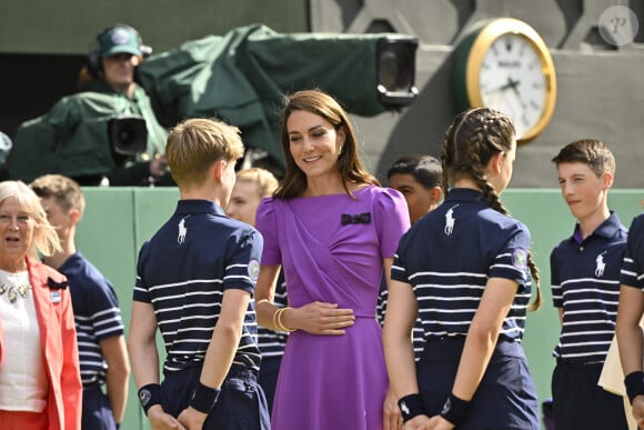 Catherine (Kate) Middleton remet la coupe à Carlos Alcaraz après sa victoire face à Novak Djokovic en finale du tournoi de Wimbledon 2024 (6/2 - 6/2 - 7/6). Wimbledon, le 14 juillet 2024.