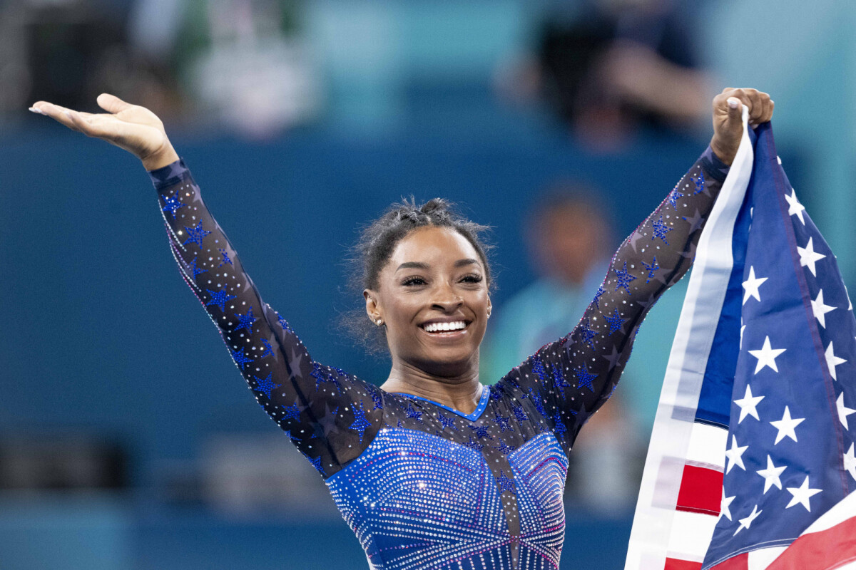 Photo Simone Biles devant son compagnon Jonathan Owens et ses parents