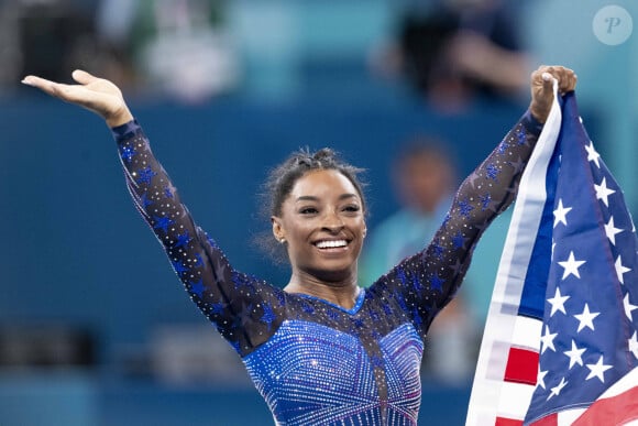 Simone Biles devant son compagnon Jonathan Owens et ses parents Nellie Biles et Ronald Biles - Les célébrités assistent aux épreuves de Gymnastique artistique féminine, finale du concours général lors des Jeux Olympiques de Paris 2024 (JO) au Palais omnisports Bercy Arena, à Paris, France, le 1er août 2024. © Jacovides-Perusseau/Bestimage