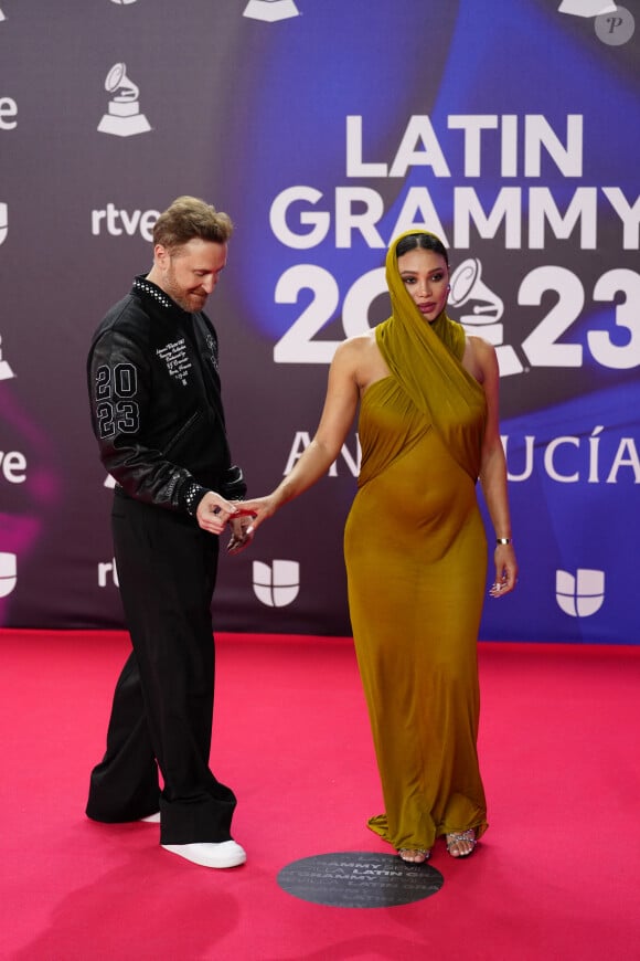 David Guetta et sa compagne Jessica Ledon, enceinte, lors du photocall de la cérémonie des "Latin Grammy Awards 2023" à Séville, le 16 novembre 2023.