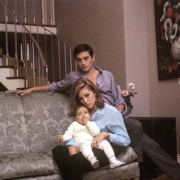 Ensemble, ils ont eu un seul enfant, Anthony.L'acteur français Alain Delon, chez lui à Paris, avec sa femme Nathalie (Francine Canovas) et son fils Anthony Delon. Paris, 1964 - Photo par Gianni Girani/Mondadori Portfolio via ZUMA Press /ABACAPRESS.COM